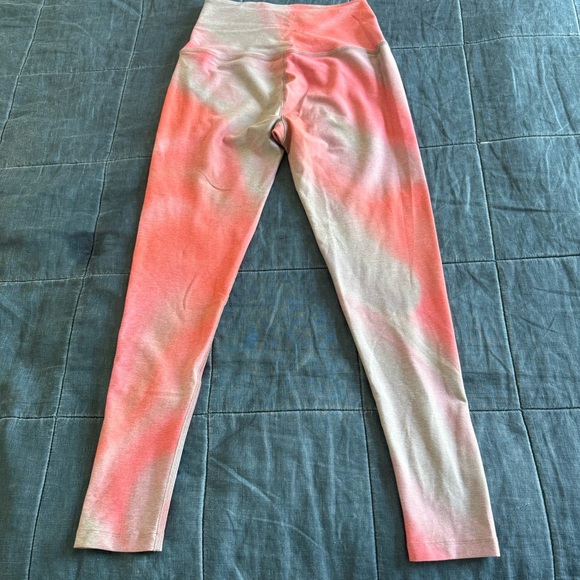 Beyond Yoga Pink Blue Leggings Size Medium - Picture 2 of 7